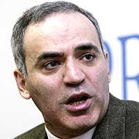 Garry Kasparov bol napadnutý lietajúcim penisom